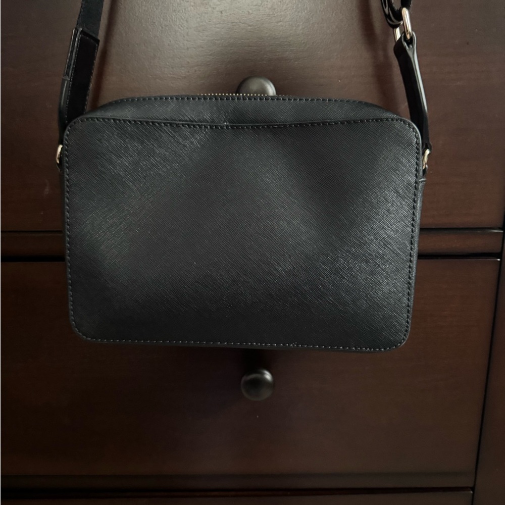 Michael Kors Elegant Black Crossbody Bag - Picture 3 of 5